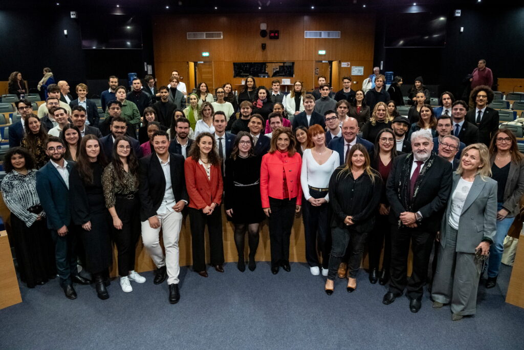 La présidente de la Métropole, Martine Vassal, pose avec les nouveaux membres du CJM dans l'hémicycle du Pharo.