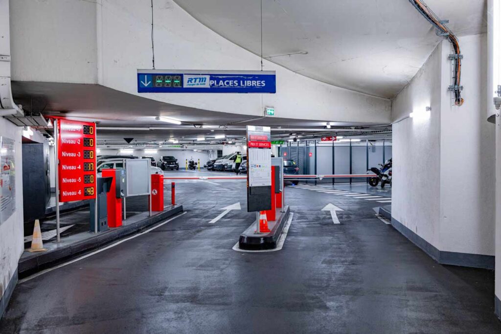 Entrée du parking Relais La Blancarde, barrières automatiques visibles et panneau d'entrée RTM