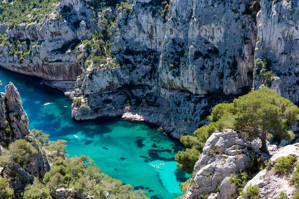 Calanque d'En-Vau, Parc National des Calanques, Tourisme balnéaire, balade et baignade en famille, site remarquable du sud de la France à Marseille, métropole Aix-Marseille-Provence