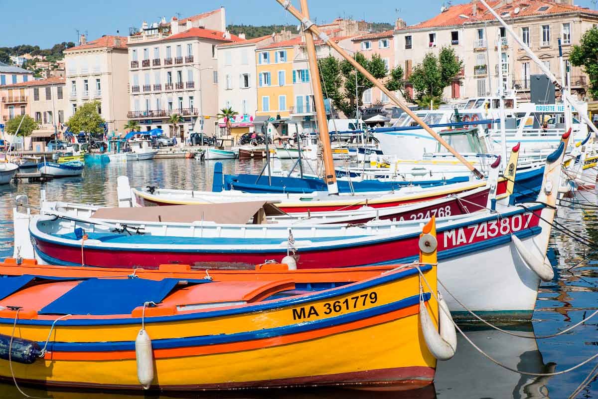 Balade au vieux port de La Ciotat, bateaux provençaux, tourisme balnéaire en famille dans le sud de la France, site remarquable de la métropole Aix-Marseille-Provence