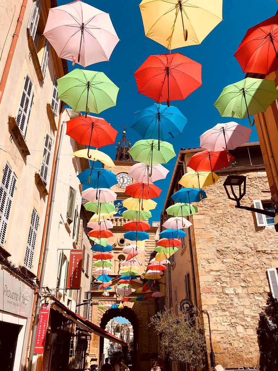 Passage atypique provençal, rue de l’Horloge, Salon-de-Provence, site touristique, Tourisme et art de vivre sud de la France, métropole Aix-Marseille-Provence