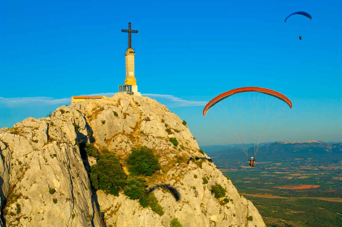 Parapente autour de la Croix de Provence, Montagne Sainte-Victoire, expérience touristique inédite, sensation forte dans le sud de la France, Tourisme et art de vivre, métropole Aix-Marseille-Provence