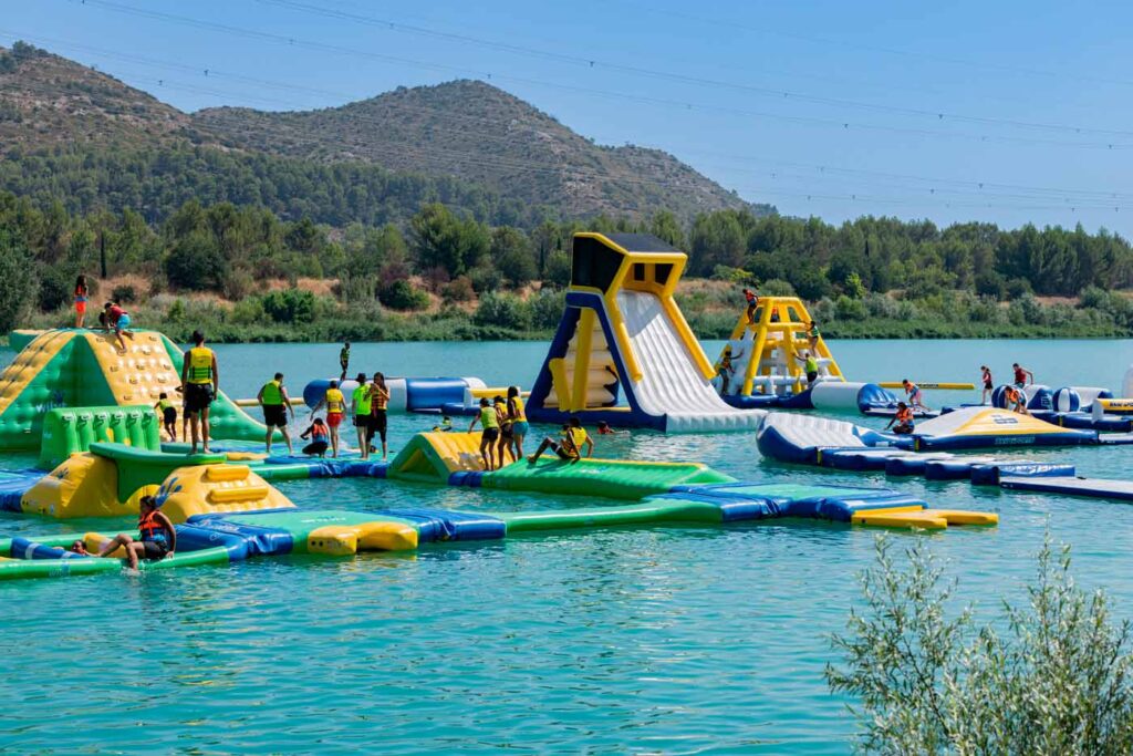 : Base de loisirs nautiques Olivier Frégeac, lac de Peyrolles, site tourisme, baignade eau douce, famille, enfant, métropole Aix-Marseille-Provence, sud de la France