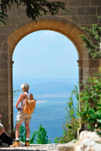 Sentiers et tourisme d’itinérance, randonnées et balade Aix-Marseille-Provence, sud de la France, Prieuré de Sainte-Victoire, site touristique