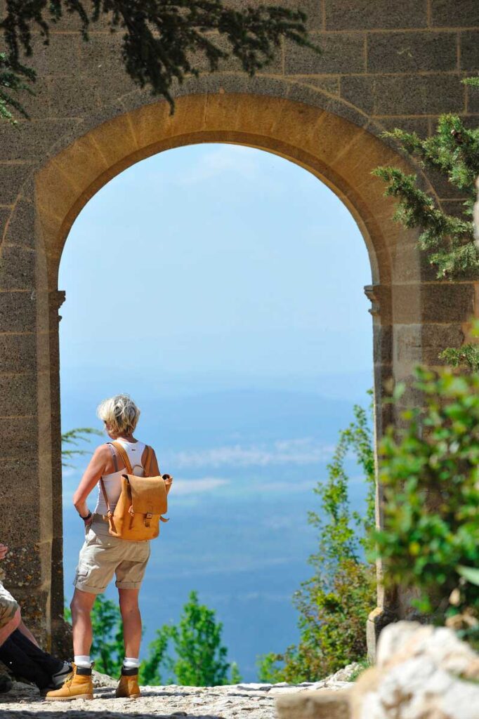 Sentiers et tourisme d’itinérance, randonnées et balade Aix-Marseille-Provence, sud de la France, Prieuré de Sainte-Victoire, site touristique